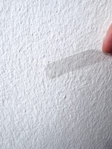 Probennahme an einer Wand KLebeprobe auf Putz