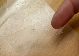 Klebestreifen auf Plastikuntergrund